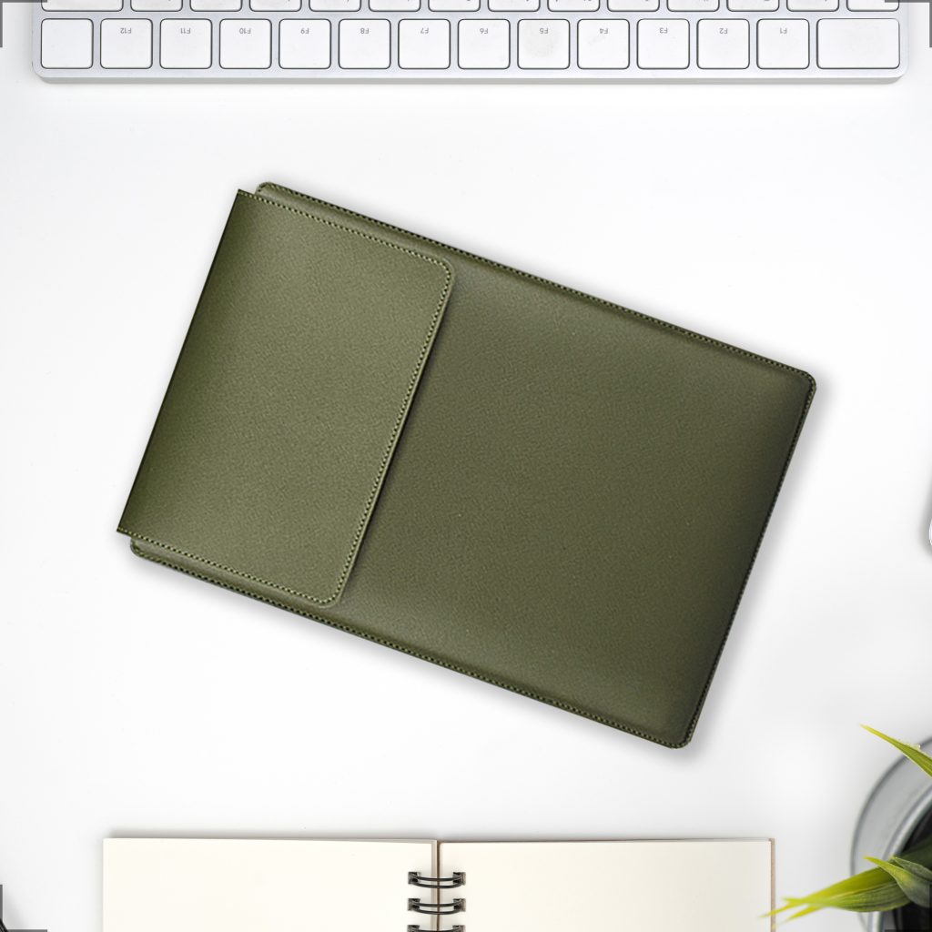 Laptophoes 14 inch - Ergonomische Sleeve met Muismat - Groen Leer - 123laptophoezen.nl