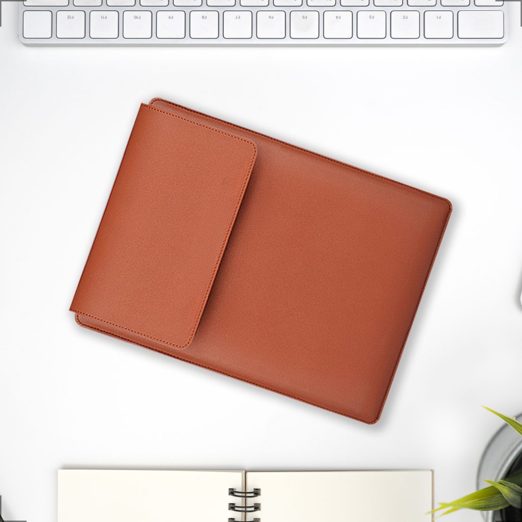 Laptophoes 13.3 Inch - Ergonomische Sleeve met Muismat - Bruin Leer - 123laptophoezen.nl
